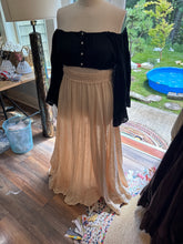 Load image into Gallery viewer, Amazing deal! Four tops and two skirts package