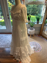 Load image into Gallery viewer, Sample sale skirt in ruffle chiffon comes with Juliet dress in lace (off white) ready to ship