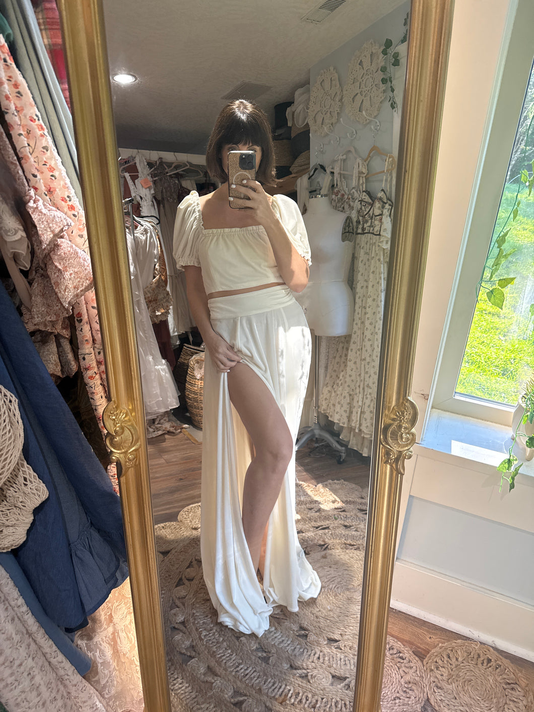 Ready to ship on sale velvet two-piece pearl white